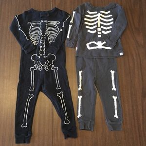2 pairs glow in the dark skeleton pjs 💀💀